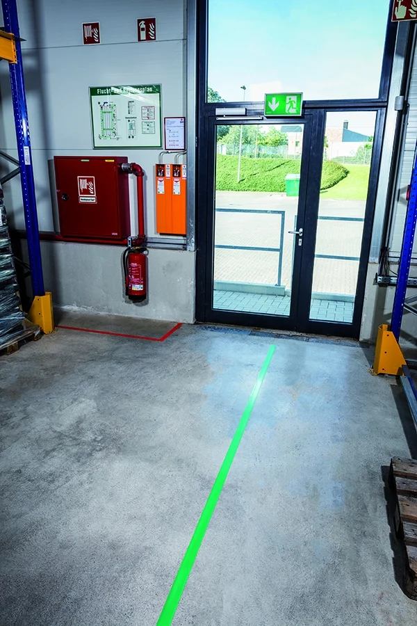 Banda autoadeziva marcare locatii Duraline 50/05, 50 mm x 30 m, verde Durable – imaginea 3