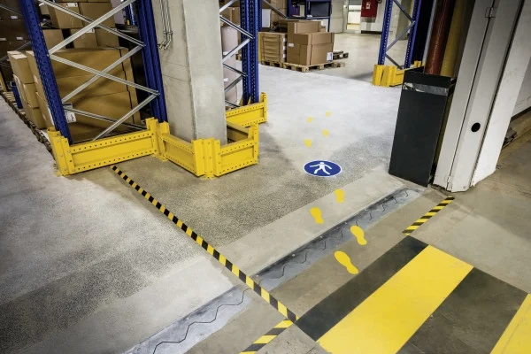 Banda autoadeziva pentru marcat locatii Duraline Strong 50 mm x 30 m negru-galben Durable – imaginea 3