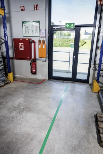 Banda autoadeziva pentru marcat locatii Duraline Strong 50 mm x 30 m verde Durable – imaginea 3