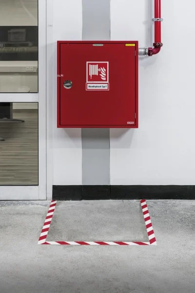 Banda autoadeziva pentru marcat locatii Duraline Strong 50 mm x 30 m alb-rosu Durable – imaginea 3